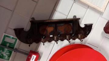 Vintage Houten Wandkapstok met Hoedenplank beschikbaar voor biedingen