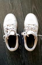 Witte Puma sneaker breed mt 38,5, Kleding | Dames, Schoenen, Ophalen of Verzenden, Zo goed als nieuw, Wit, Sneakers of Gympen