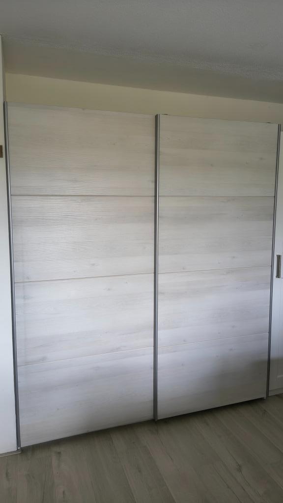 Zweefdeur kledingkast, Huis en Inrichting, Kasten | Kledingkasten, Gebruikt, 200 cm of meer, 150 tot 200 cm, 50 tot 75 cm, Met deur(en)