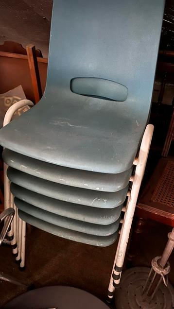 6 Stapelbare Stoelen beschikbaar voor biedingen