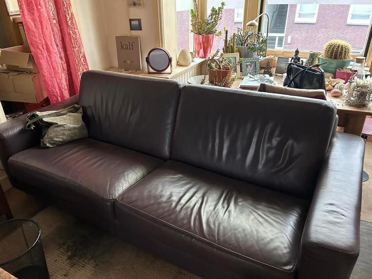 Ruime aubergine lederlook 3 a 4 zits bank, Huis en Inrichting, Banken | Bankstellen, Gebruikt, Rechte bank, Driepersoons, 200 tot 250 cm