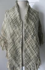Poncho / Cape grijs gemêleerd met parelkralen 1 maat, Kleding | Dames, Ophalen of Verzenden, Nieuw