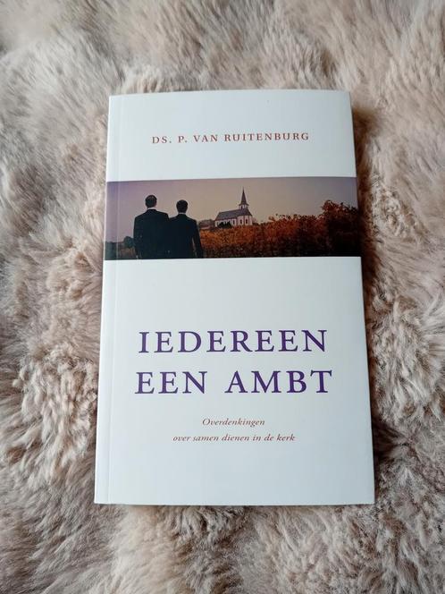 Ds. P. van Ruitenburg  - Iedereen een ambt., Boeken, Godsdienst en Theologie, Zo goed als nieuw, Overige religies, Ophalen of Verzenden