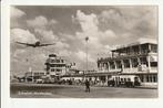 AMSTERDAM SCHIPHOL PLATFORM BUSSEN EN OVERVLIEGEND VLIEGTUIG, Verzamelen, Ophalen of Verzenden, 1960 tot 1980, Gelopen, Noord-Holland