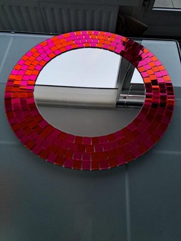 Ronde spiegel roze en rood (zo goed als nieuw)  beschikbaar voor biedingen
