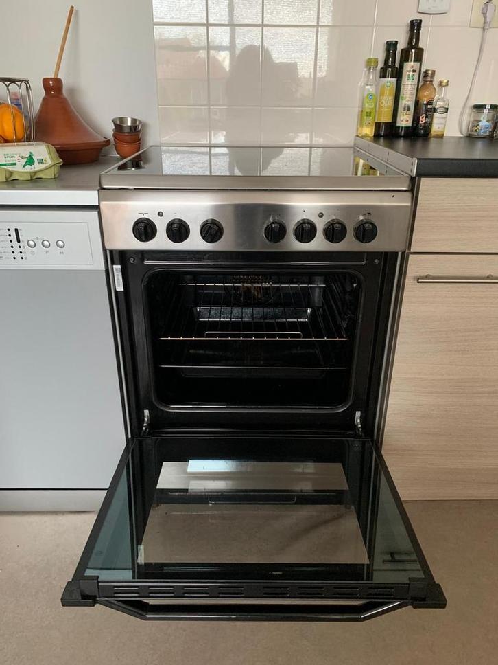 Elektrisch fornuis Indesit, Witgoed en Apparatuur, Fornuizen, Zo goed als nieuw, Vrijstaand, Elektrisch, 4 kookzones, 85 tot 90 cm