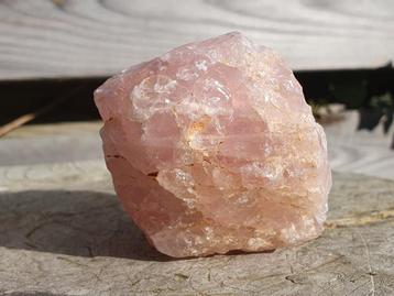 Ruwe rozenkwarts 346 gram beschikbaar voor biedingen