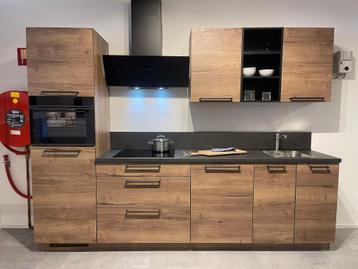 SHOWROOMKEUKEN €3.299! beschikbaar voor biedingen