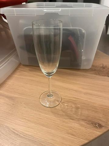 15 champagne glazen beschikbaar voor biedingen