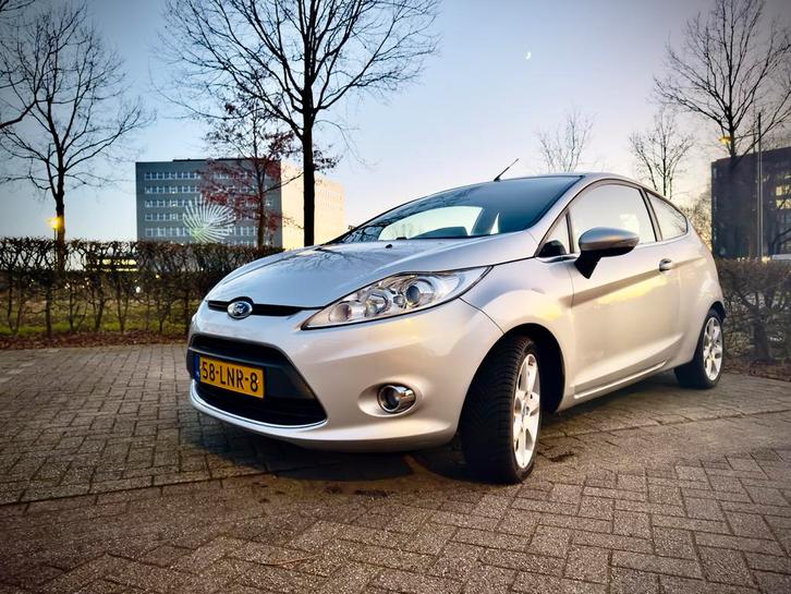 Ford Fiësta 1.25 60KW 3DR 2010 Grijs met wireless carplay, Auto's, Ford, Particulier, Fiësta, Benzine, B, Hatchback, Handgeschakeld