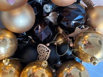 Plastic kerstballen goud en zwart beschikbaar voor biedingen