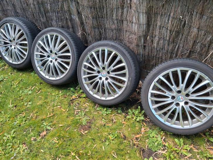 Alfa Romeo Giulietta Velgen (8C Competizione), Auto-onderdelen, Banden en Velgen, Band(en), All Season, 18 inch, 225 mm, Personenwagen