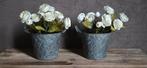 2 metalen zinken potjes met kunstplanten witte rozen, Ophalen of Verzenden, Gebruikt