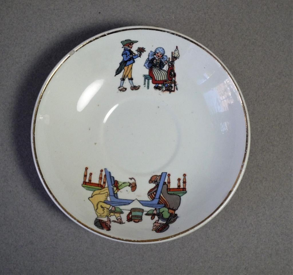 Societé Céramique Maestricht kinderservies bordje model 1980, Antiek en Kunst, Antiek | Servies los, Verzenden