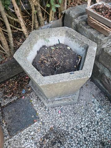 2x hexagon betonnen bloempot met onderzetter  beschikbaar voor biedingen