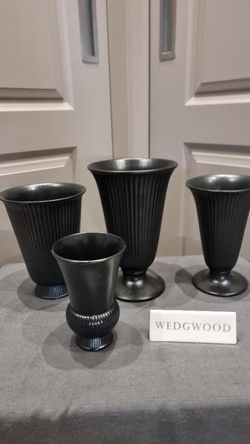 Wedgwood moonstone zwarte black vazen beschikbaar voor biedingen