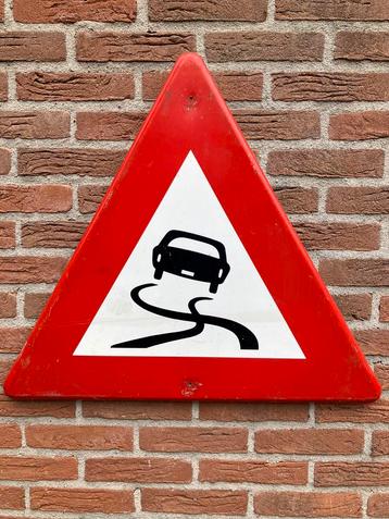 Oud metalen verkeersbord beschikbaar voor biedingen