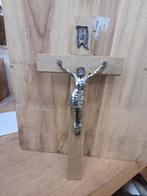 Houten kruisbeeld met metalen Christus