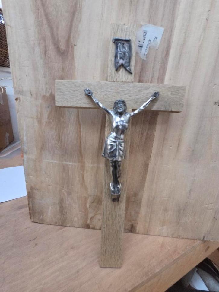Houten kruisbeeld met metalen Christus, Antiek en Kunst, Antiek | Religie, Ophalen of Verzenden