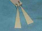 Vintage lange geribbelde oorbellen creme plastic NIEUW, Overige materialen, Hangers, Wit, Nieuw