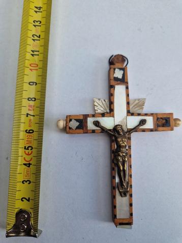 Antiek Houten Kruisbeeld met Christus beschikbaar voor biedingen