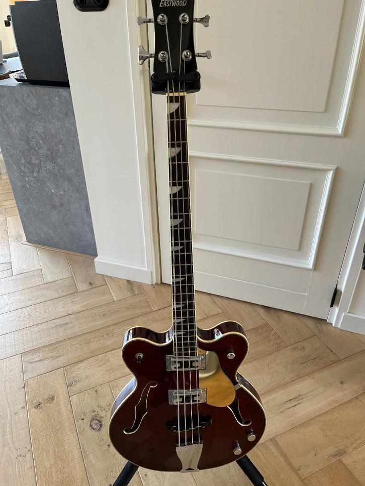 Basgitaar semi akoestisch merk Eastwood, Muziek en Instrumenten, Snaarinstrumenten | Gitaren | Bas, Zo goed als nieuw, Semi-akoestisch