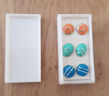 (Kinder) oorbellen in doosje, stekers beschikbaar voor biedingen