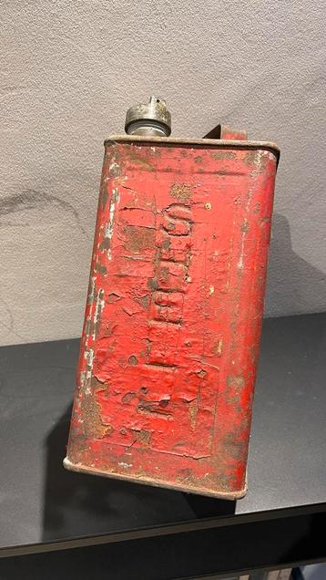 Vintage rode oliekannetje shell. beschikbaar voor biedingen