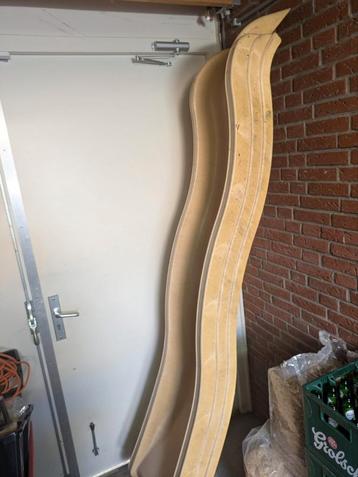 Gratis Glijbaan - Verkleurd, maar functioneel beschikbaar voor biedingen