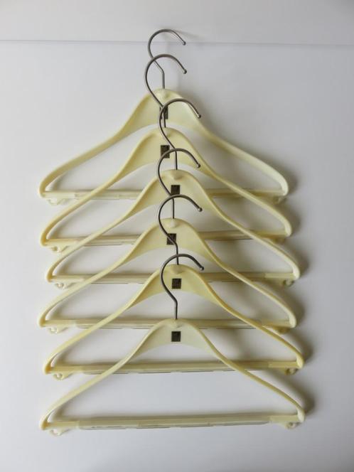 6 witte creme DelMod kledinghangers met broekenstang, Kleding | Dames, Kledinghangers, Gebruikt, Kunststof, Volwassenen, Ophalen of Verzenden