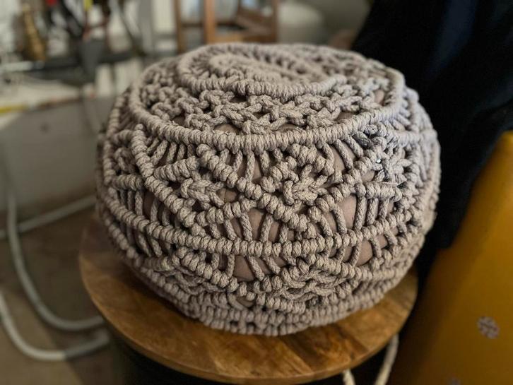Grijze Gebreide Poef, Huis en Inrichting, Banken | Voetenbanken en Poefen, Zo goed als nieuw, Minder dan 50 cm, Rond, Stof, Ophalen