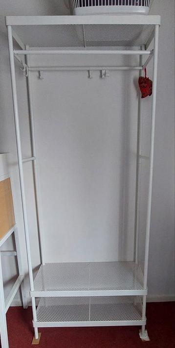 Kledingrek met schoenenrek beschikbaar voor biedingen