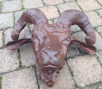 Hele mooie grote kop van gietijzer ram voor tegen de wand. beschikbaar voor biedingen
