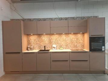 Luxe koraal-kleurige showroomkeuken (incl.apparatuur) beschikbaar voor biedingen