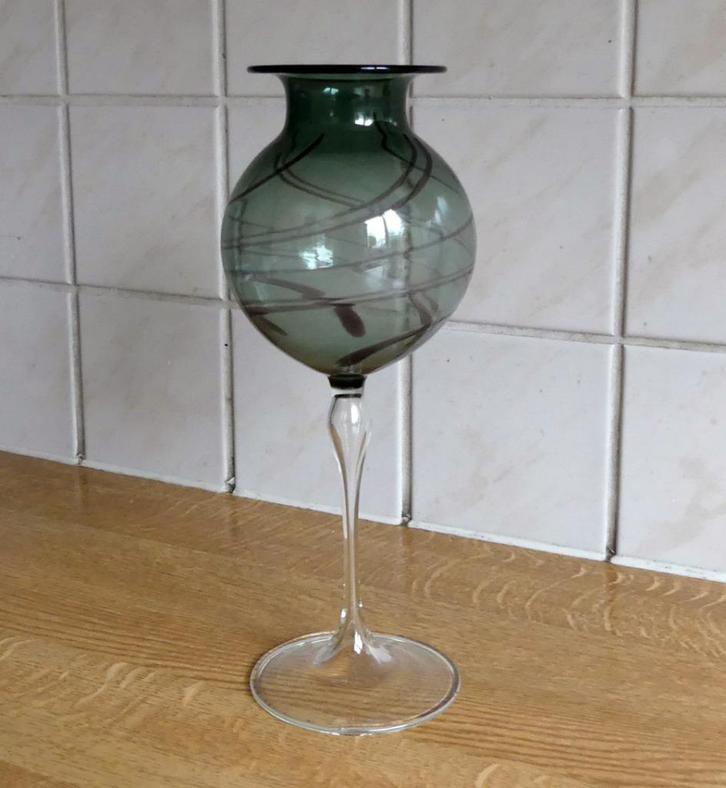 Vintage glazen vaas glas Germany grijsgroen met lijndecor, Huis en Inrichting, Woonaccessoires | Vazen, Gebruikt, Overige kleuren