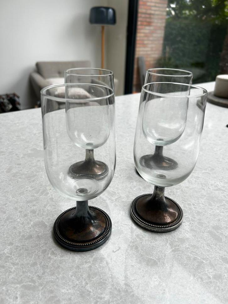 4 Wijnglazen met zilveren voet - Echt Zilver, Huis en Inrichting, Keuken | Servies, Gebruikt, Glas of Glazen, Overige stijlen