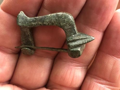 Bodemvondst Romeinse KNIE FIBULA apart exemplaar Vv vorm kap, Antiek en Kunst, Curiosa en Brocante, Ophalen of Verzenden