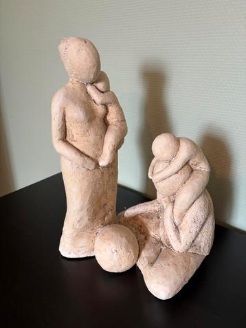 Stenen beeld van gezin met twee kinderen beschikbaar voor biedingen