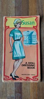 Leuke Doll dressing book, compleet en intact, Antiek en Kunst, Ophalen