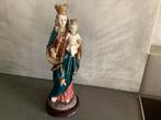 Houten maria beeld met kettingkje waaraan een kruisje hangt., Antiek en Kunst, Ophalen of Verzenden