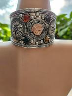 Mooie oosterse armband ingelegd met natuursteentjes, Sieraden, Tassen en Uiterlijk, Armbanden, Ophalen of Verzenden, Zilver