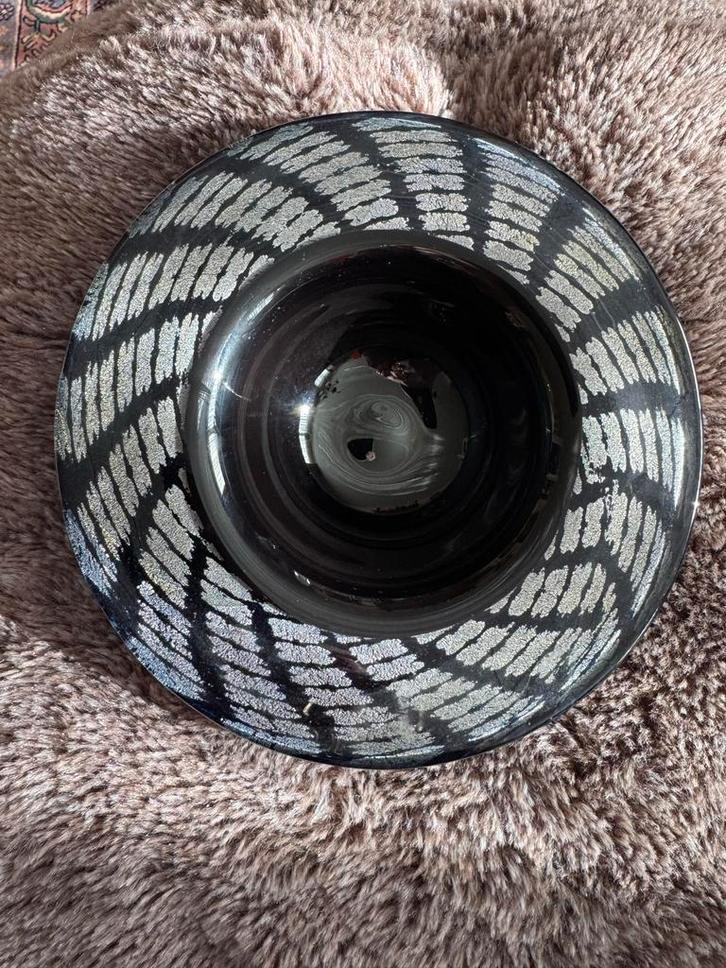 Decoratieve glazen schaal met zilveren accenten gesigneerd, Antiek en Kunst, Antiek | Glas en Kristal, Ophalen of Verzenden