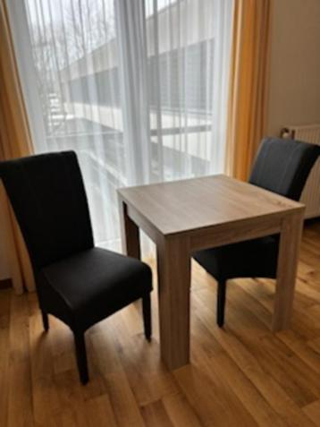 Eettafel Haslund (JYSK) incl hoge eetkamerstoelen beschikbaar voor biedingen