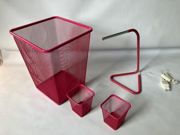 Bureauset roze IKEA: bureaulamp, prullenbak en pennenbakjes beschikbaar voor biedingen