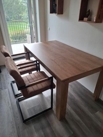 twee nieuwe eetstoelen beschikbaar voor biedingen