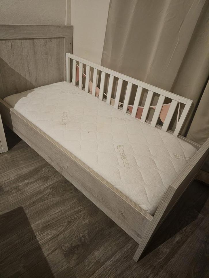 Meegroei Bed & Commode/Ladekast - Apart of Samen, Kinderen en Baby's, Kinderkamer | Bedden, Gebruikt, Minder dan 140 cm, 70 tot 85 cm