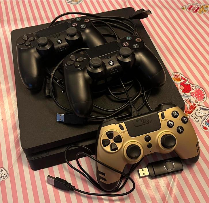 Playstation 4 met spellen, Spelcomputers en Games, Spelcomputers | Sony PlayStation 4, Gebruikt, Original, Met 3 controllers of meer