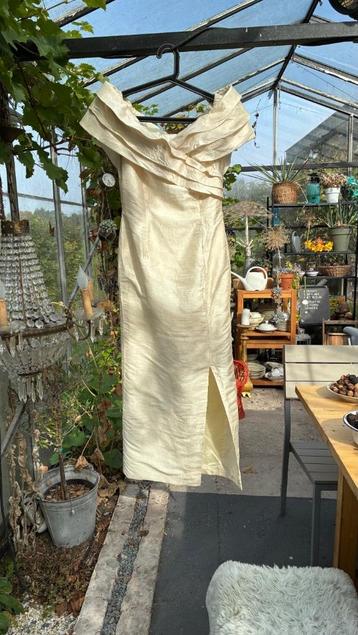 trouwjurk beschikbaar voor biedingen