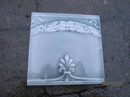 9 Art nouveau wandtegels warme tint grijs in relief 135 cm, Antiek en Kunst, Antiek | Wandborden en Tegels, Ophalen