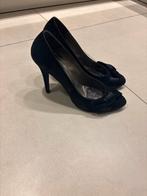 FRIDA Zwarte Suède Pumps met Strik, Kleding | Dames, Schoenen, Ophalen of Verzenden, Gedragen, Zwart, Pumps